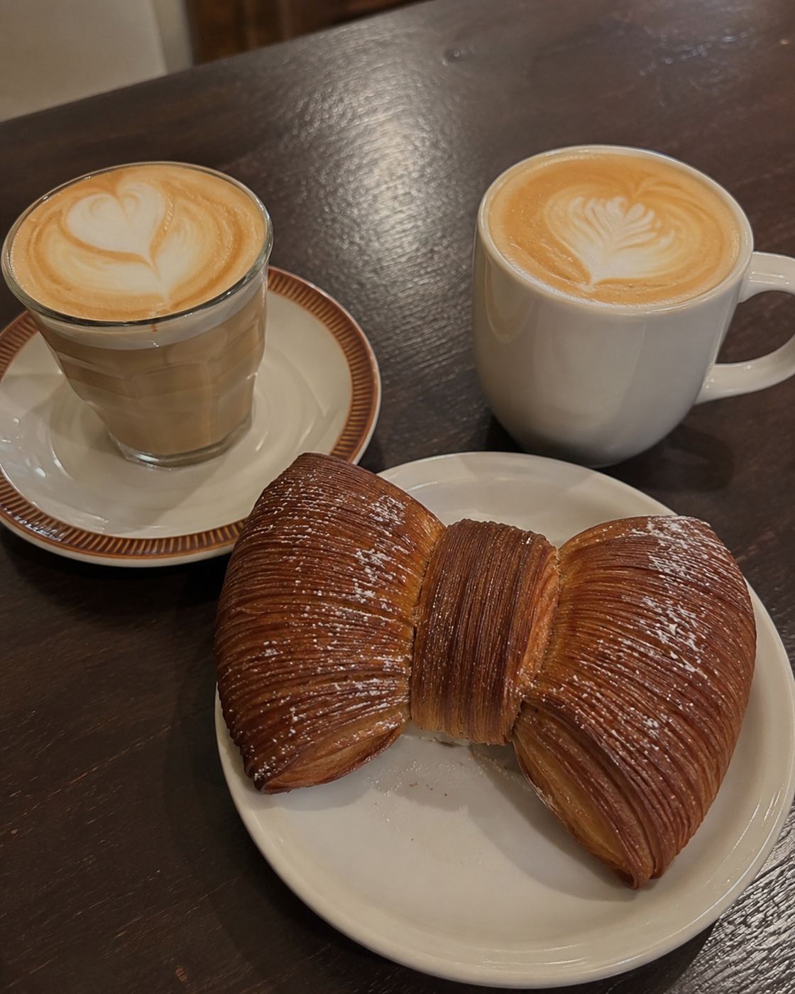 ラテ2杯とクロワッサン