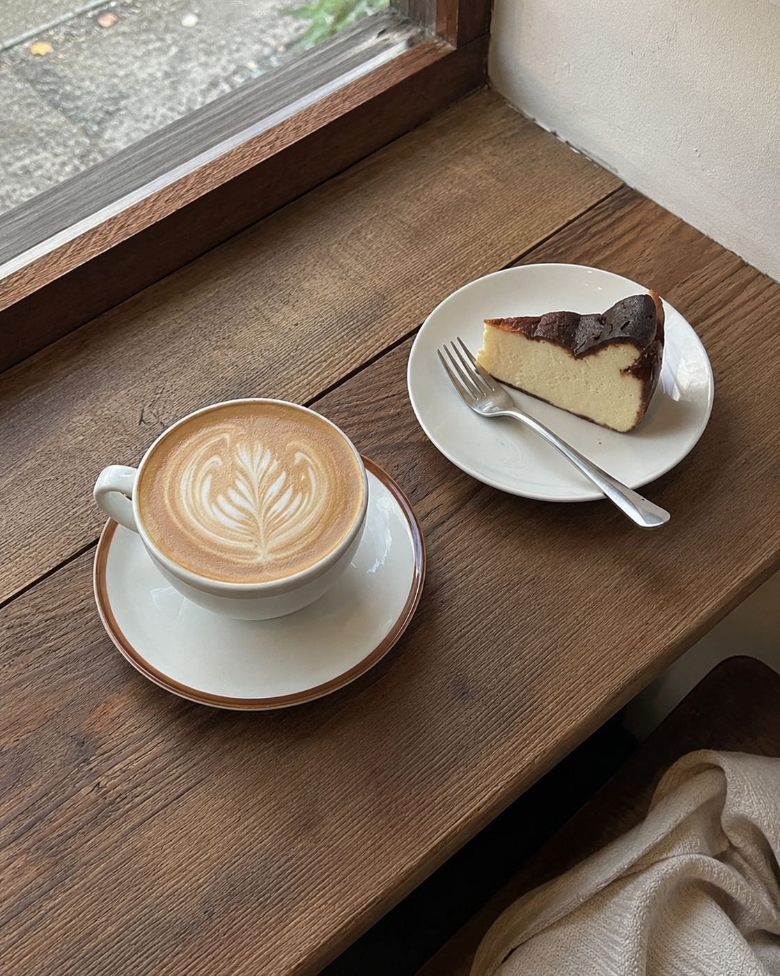 窓辺のラテとチーズケーキ